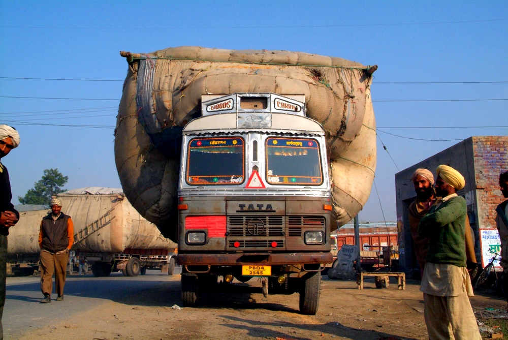 Indien_Ueberladener_LKW.jpg