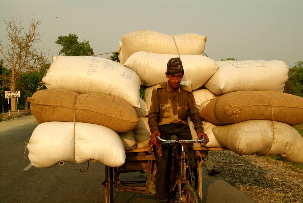 Nepal_Ueberladenes_Fahrrad.JPG