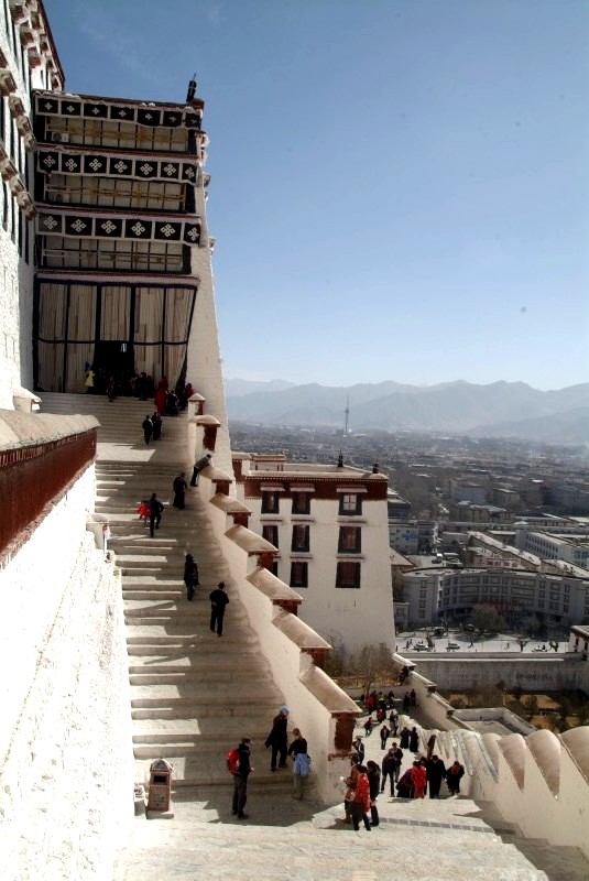tibet6 007 hunderte stufen fuehren hinauf zum potala palast