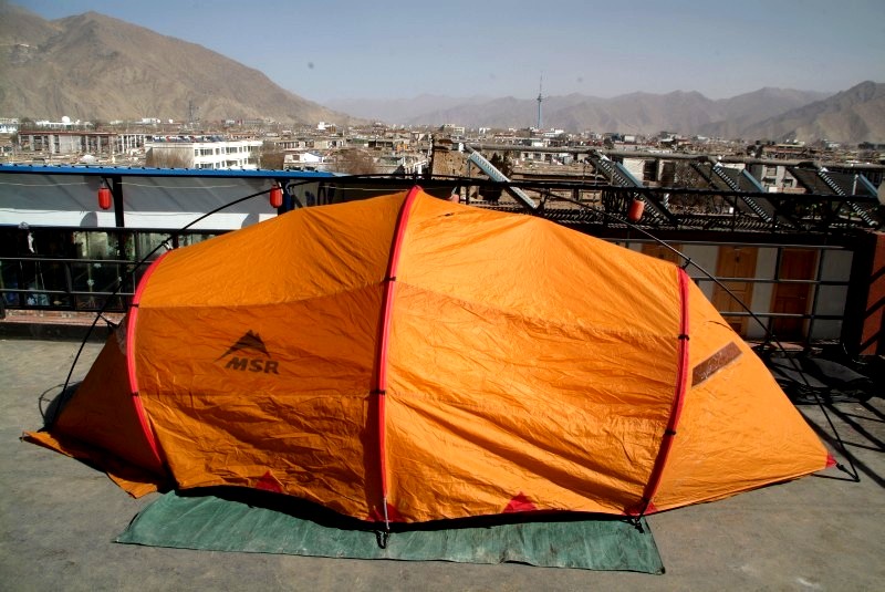 tibet6 031 unser neues zelt auf dem hoteldach in lhasa