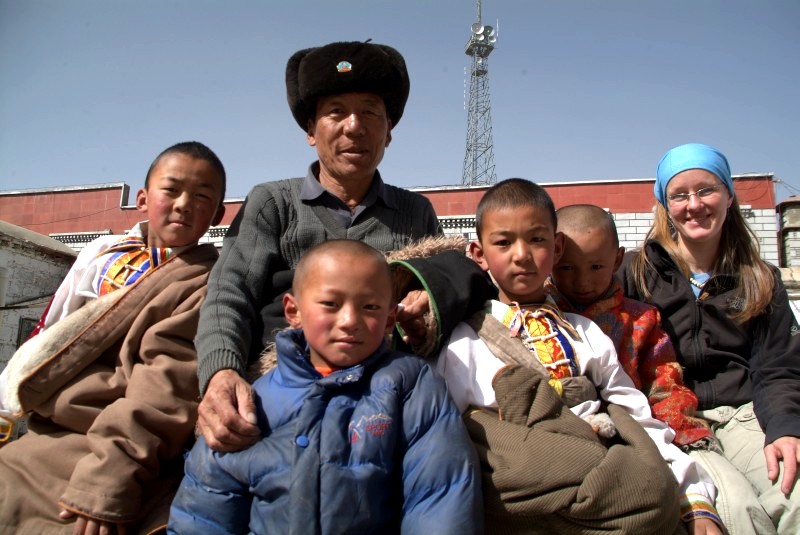 tibet6 032 Mandy zusammen mit tibetischer familie